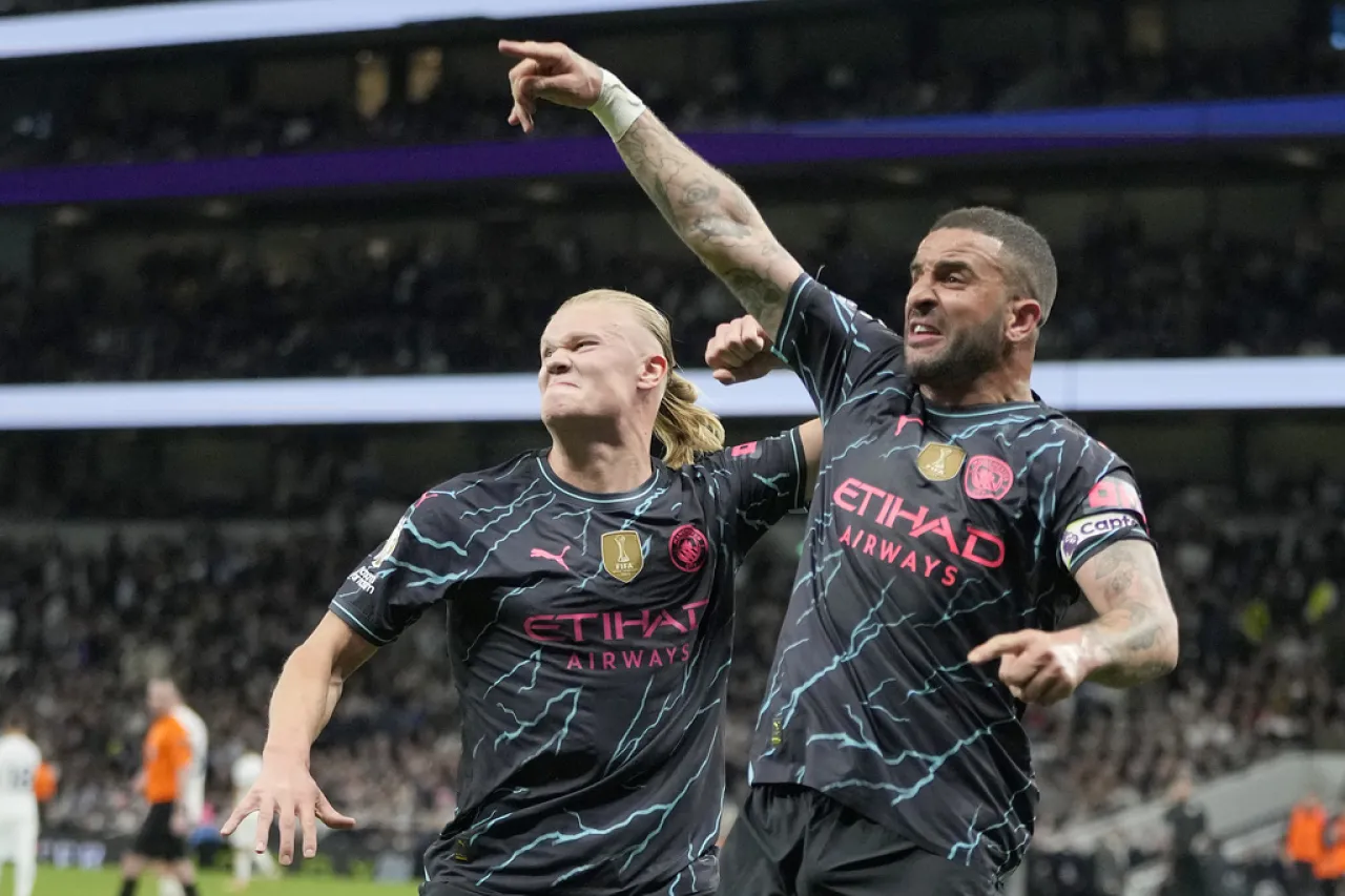 Acaricia el City su cuarto título en la Premier tras vencer a Tottenham