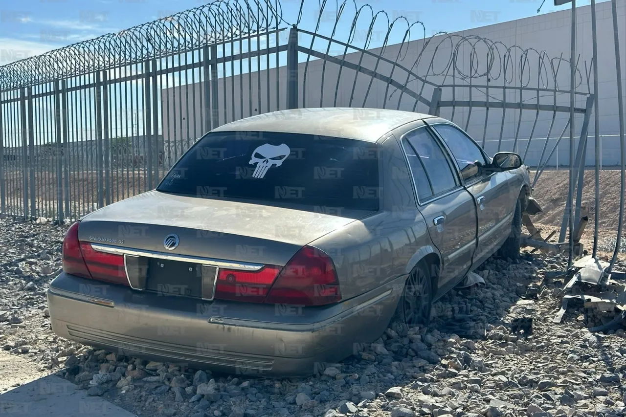 Juárez: Estrella su auto contra cerca de maquiladora y huye a pie