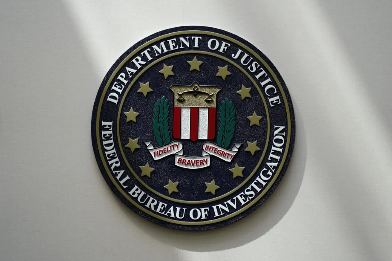 Reporta FBI 79 mil ataques a oficiales en 2023, el máximo en 10 años