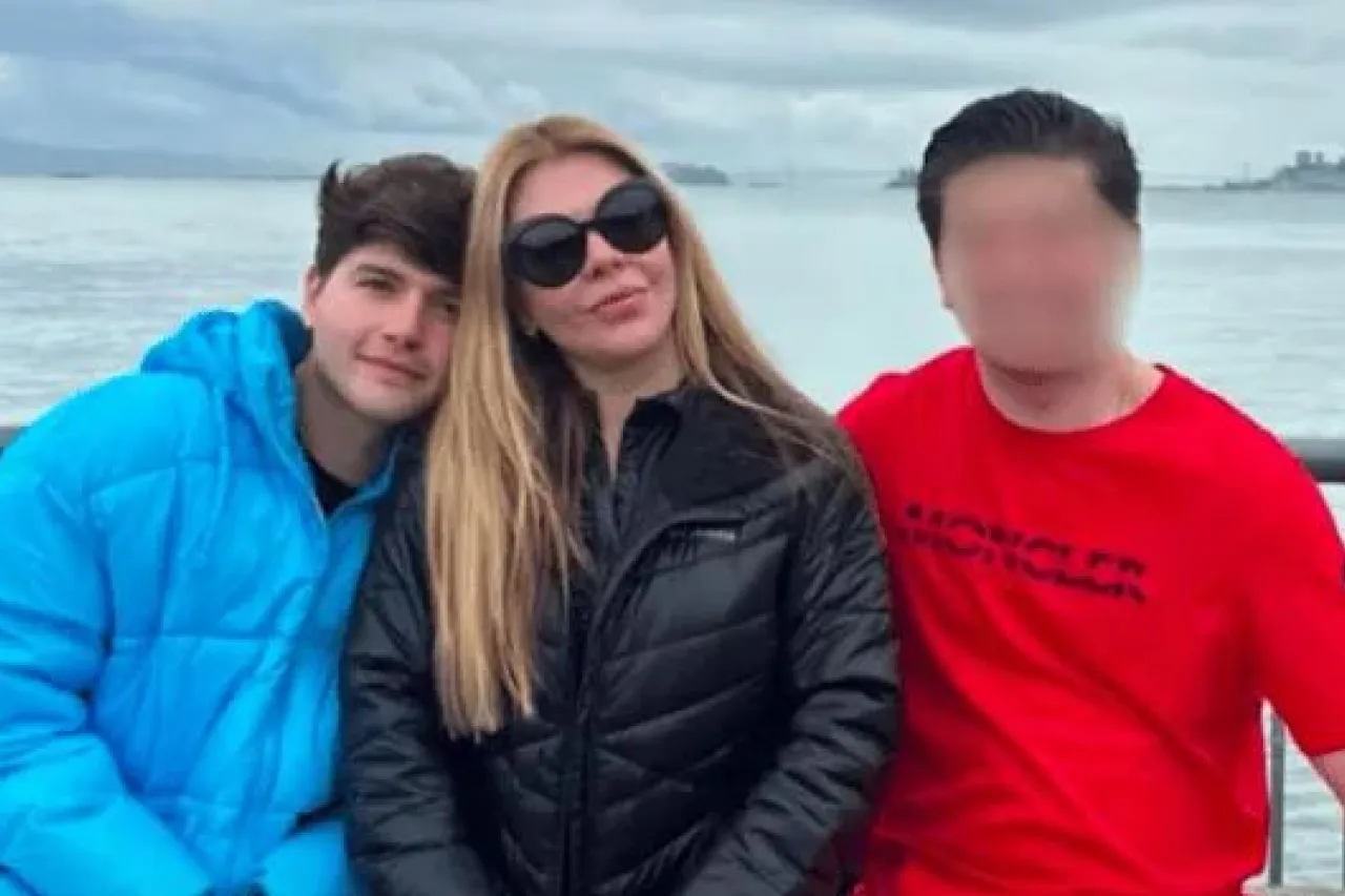 ¿Libre? Filtran foto de Fofo Márquez junto a su mamá y hermano