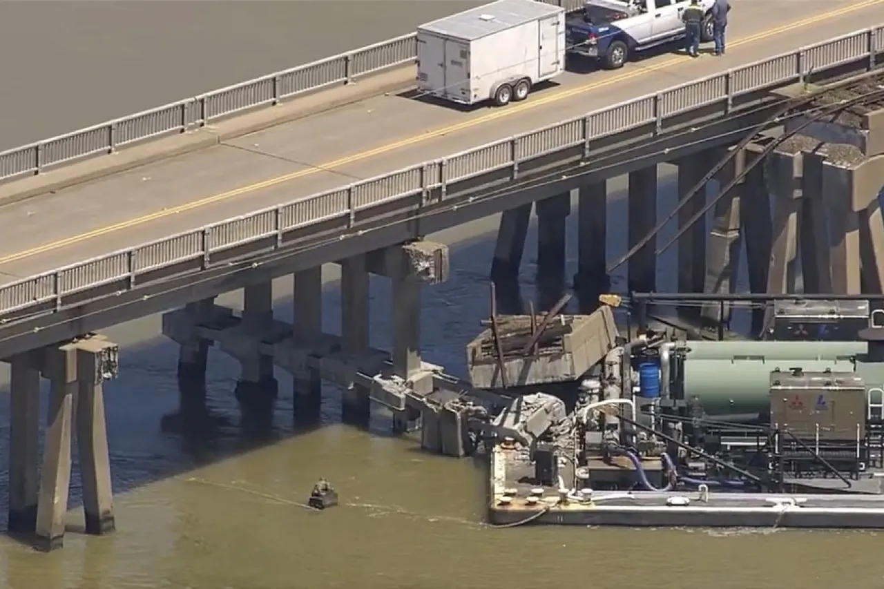 Texas: Barcaza choca contra puente y causa derrame petrolero