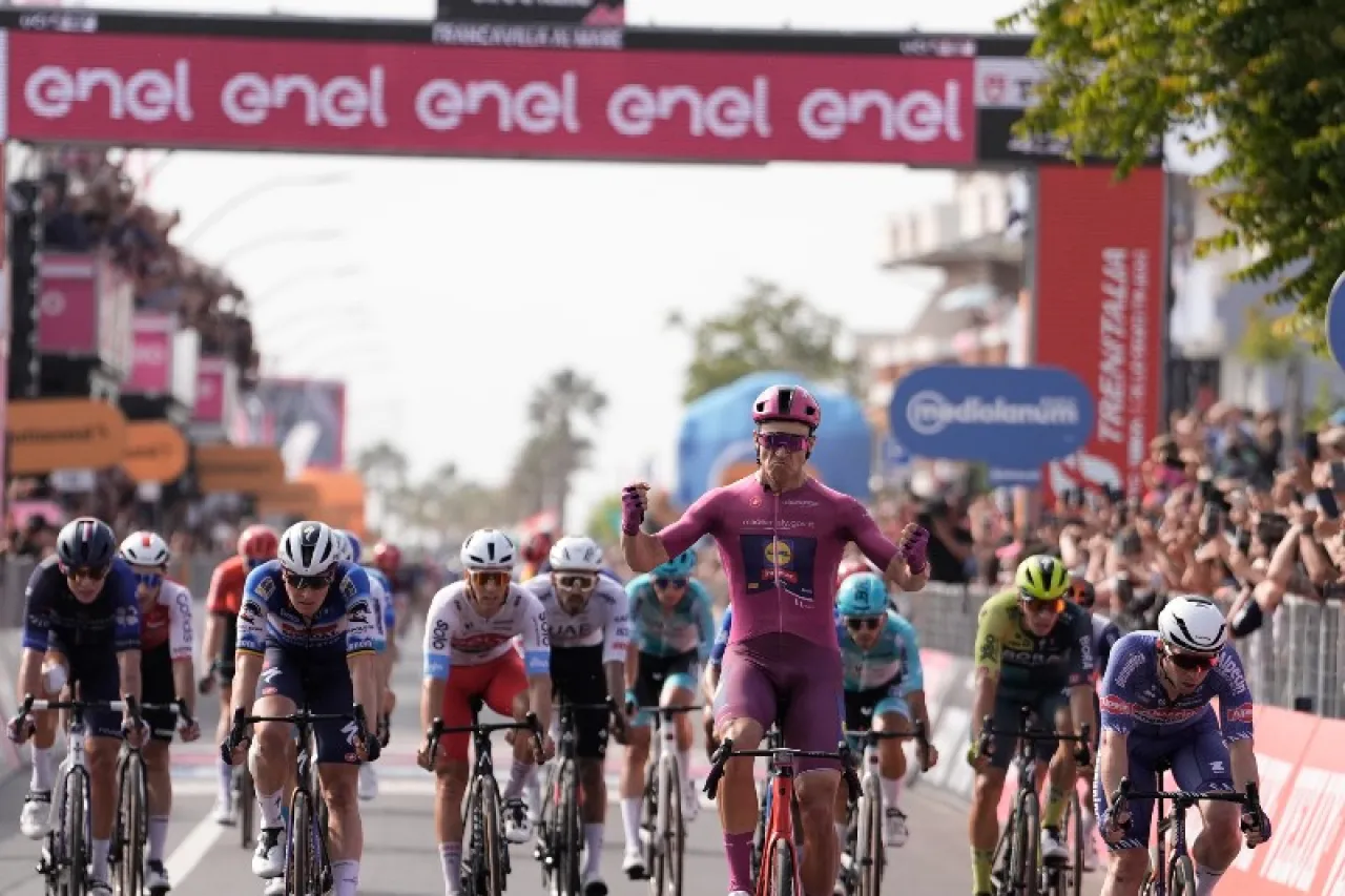 Jonathan Milan gana 11ava etapa del Giro de Italia en el sprint