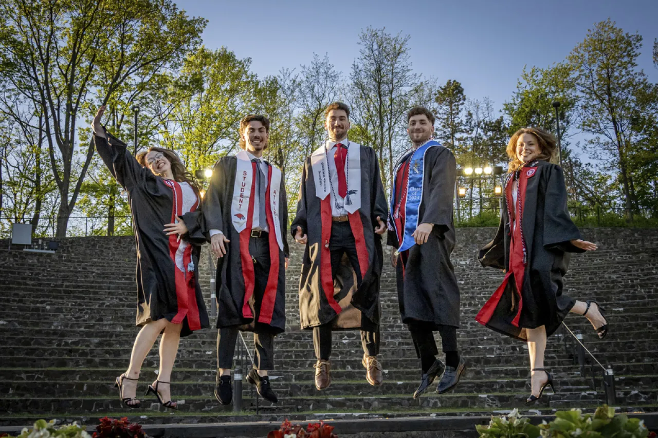 Quintillizos de Nueva Jersey celebran su graduación en la misma universidad