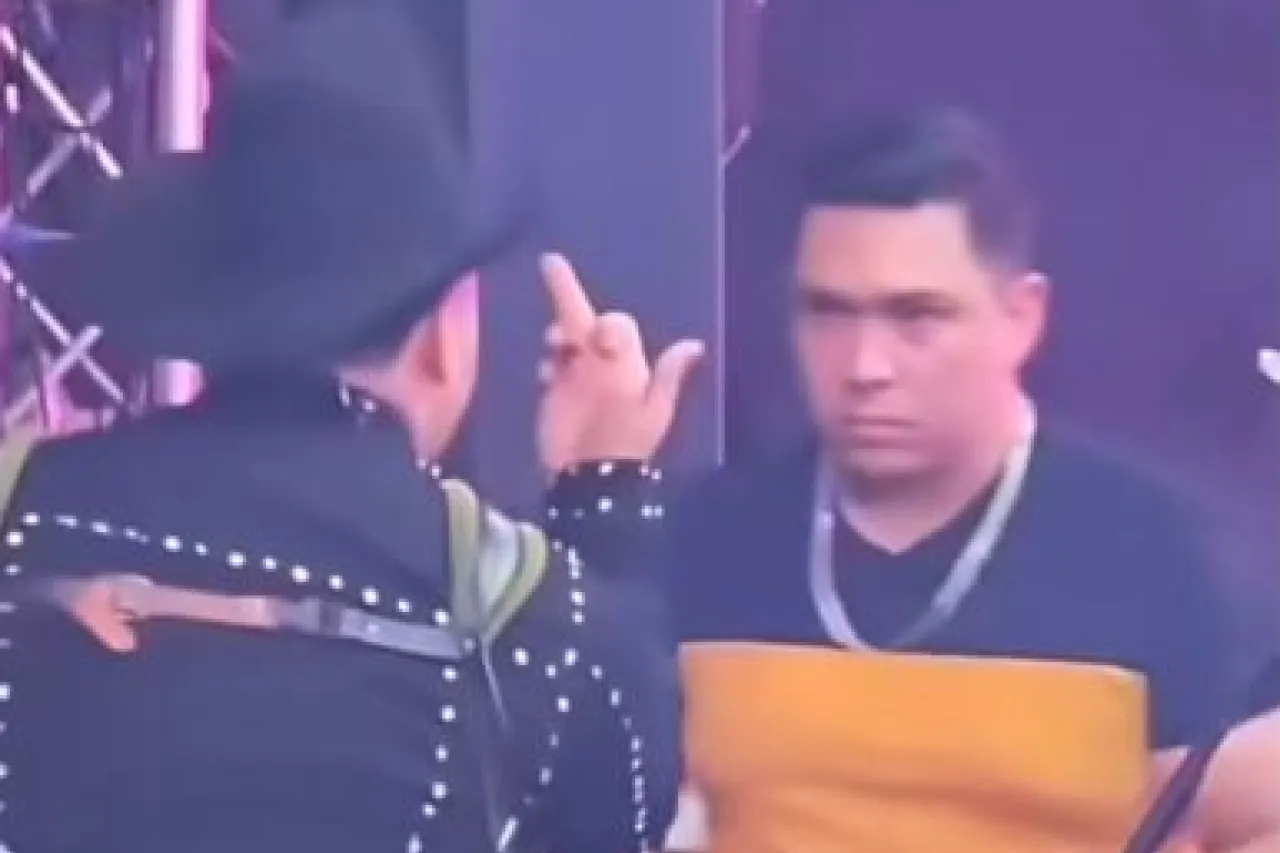 Larry Hernández insulta a miembro de su staff durante concierto