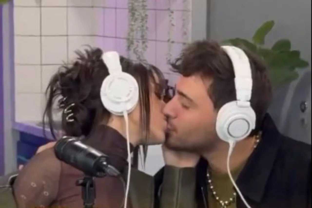 Pese a tener novio, Danna le da un beso a locutor argentino