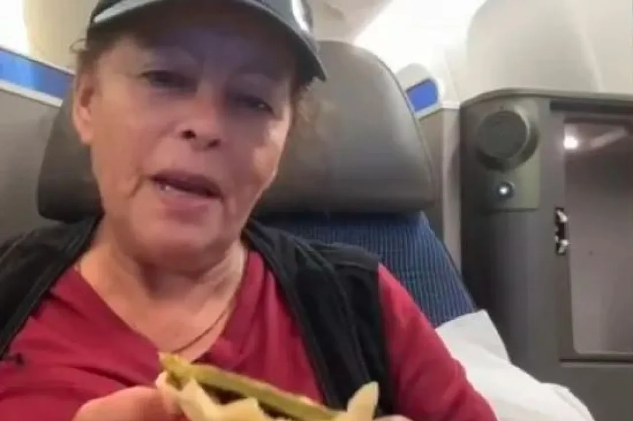 Critican a mujer por comer tacos de carne asada en avión