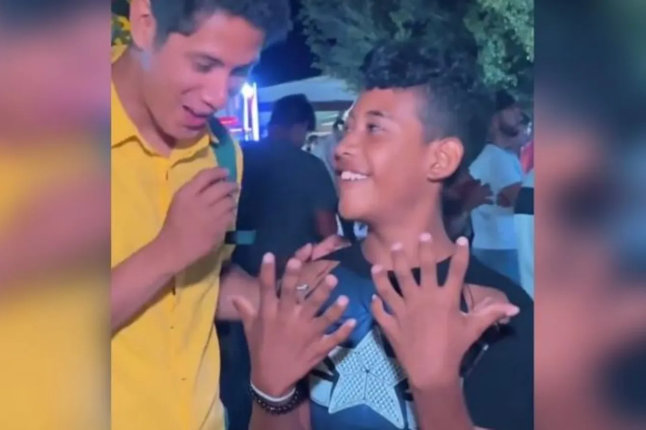 Video: Niño con 6 dedos en cada mano se vuelve viral