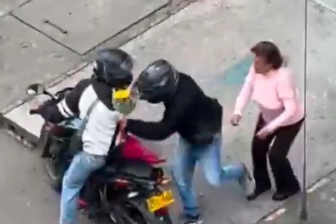 Motociclistas asaltan a mujer y le roban hasta su ramo de flores