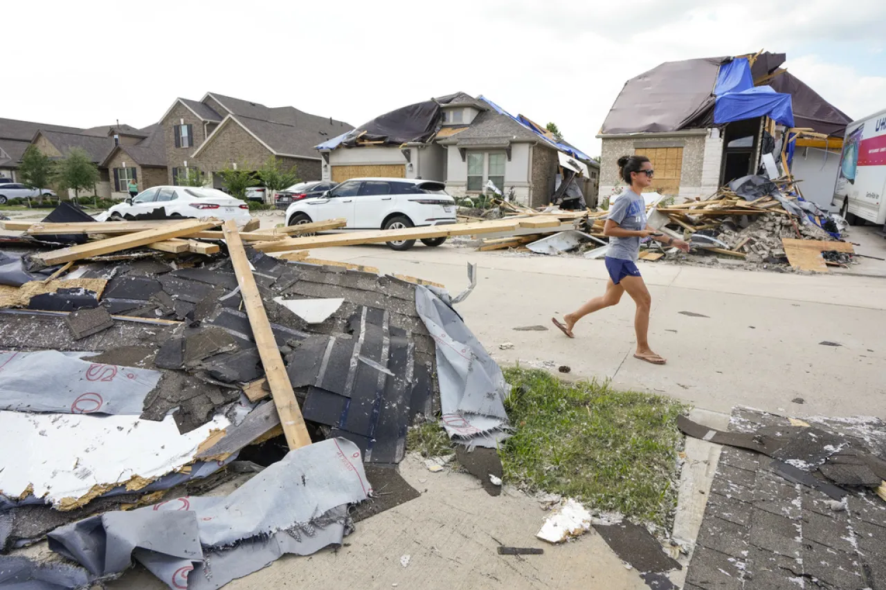Restablecen electricidad a la mayoría en Houston tras tormenta letal