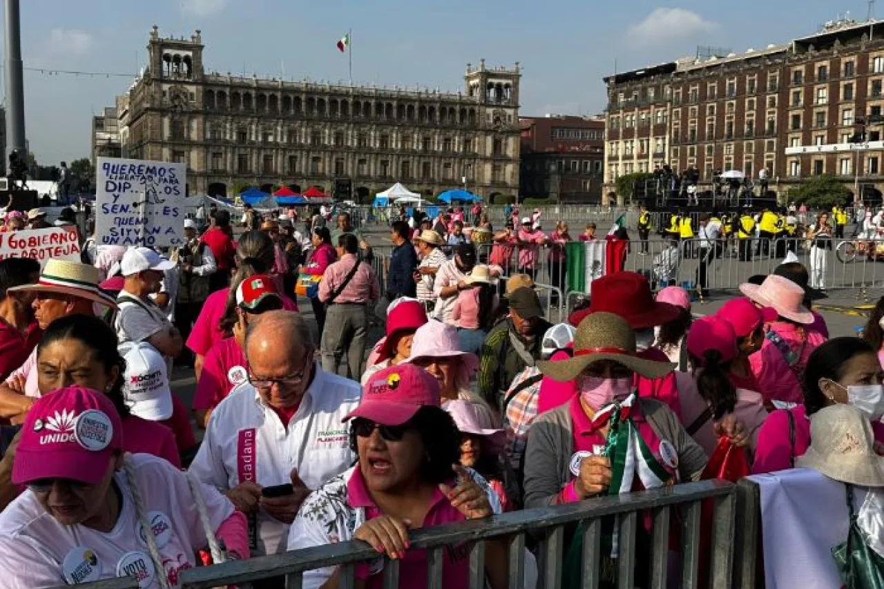 Marea Rosa llena el Zócalo capitalino