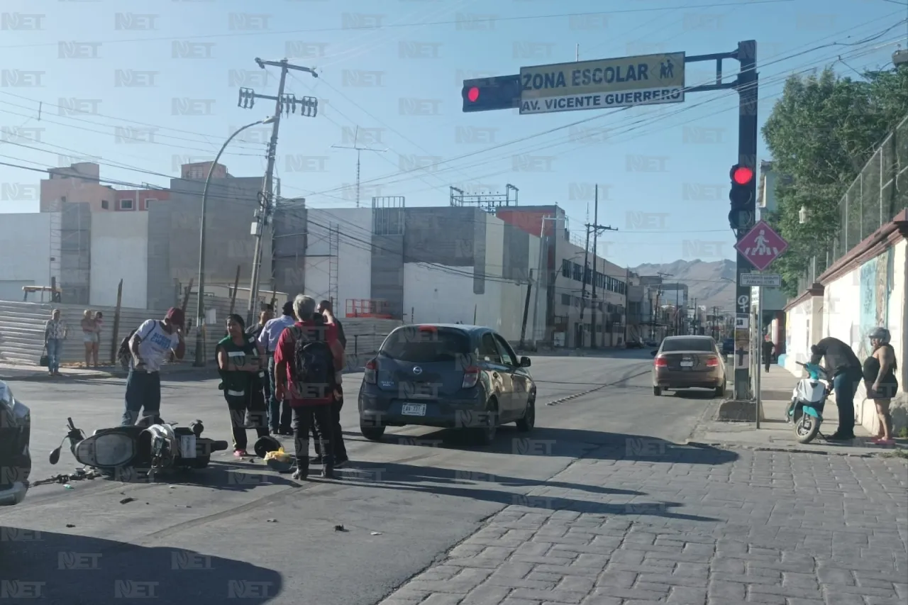 Juárez: Chocan March y motocicleta por no respetar semáforo