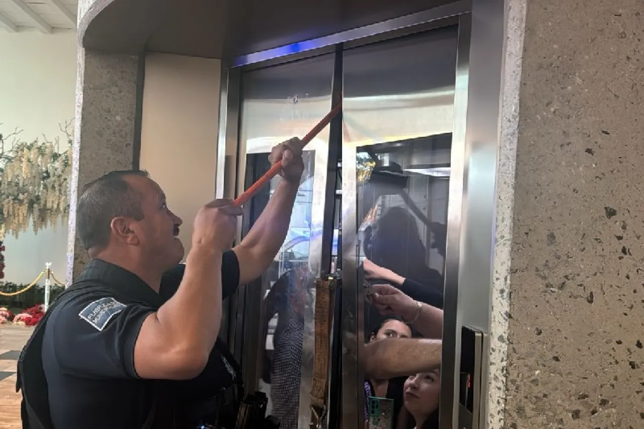 Juárez: Rescatan policías a personas atrapadas en elevador de salón de eventos