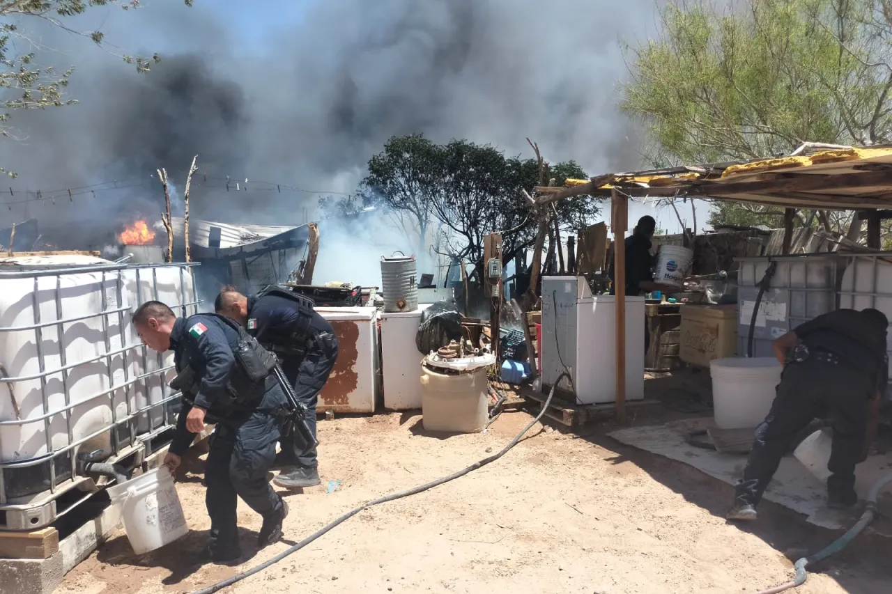 Policías de Juárez rescatan a gatito atrapado en incendio