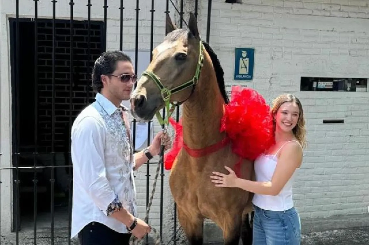 Critican a novio de Mía Rubín por regalarle caballo por su primer aniversario