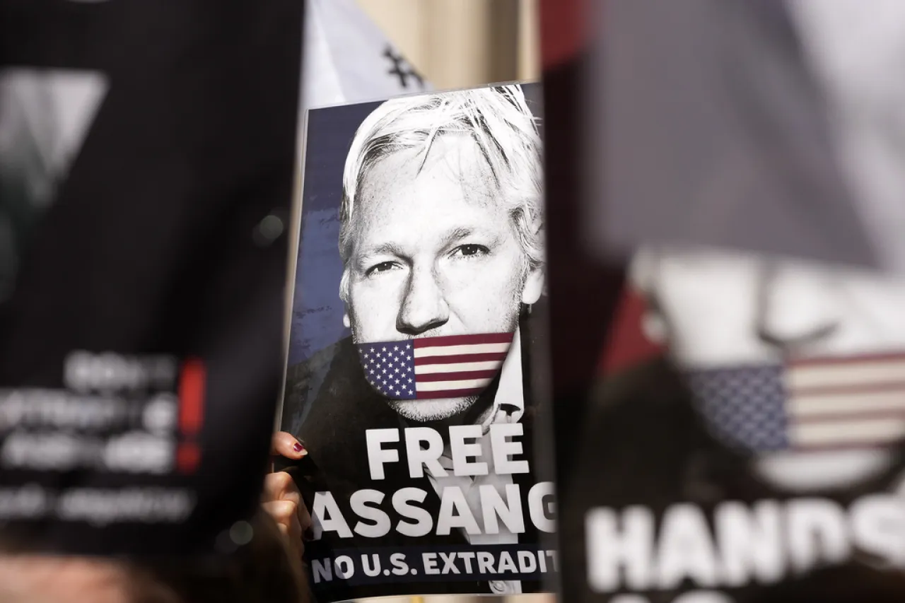 Corte: Assange puede apelar su extradición a EU