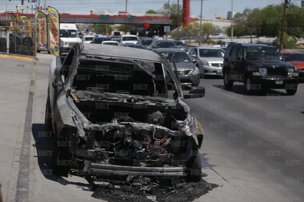 'Asfixia' tráfico incendio y choque frente a Plaza Juárez 