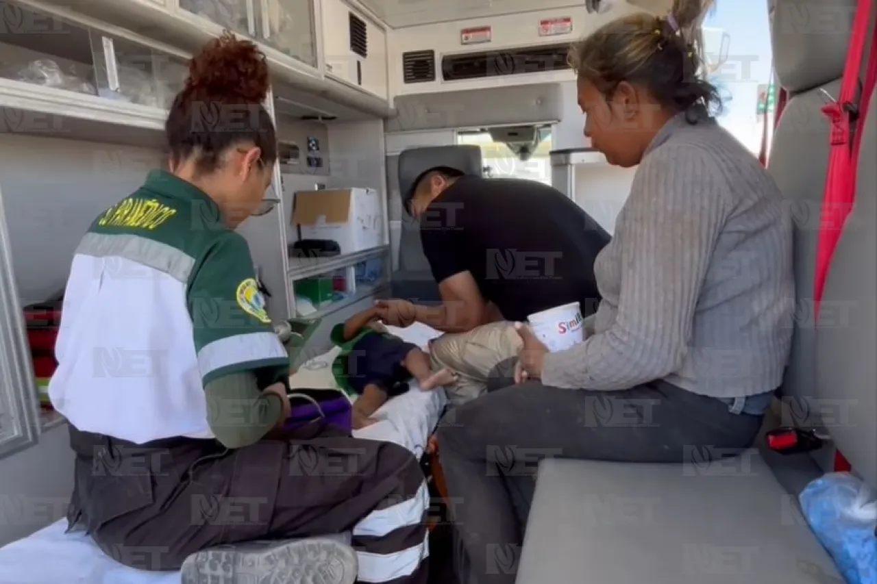 Atienden paramédicos a niña migrante; casi se deshidrata