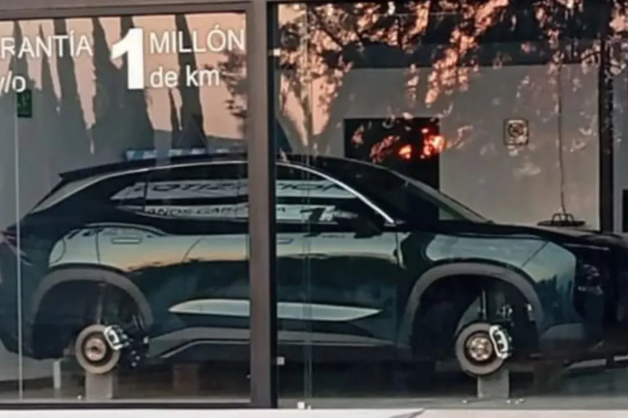 Video: Roban llantas a autos de exhibición en agencia de Puebla