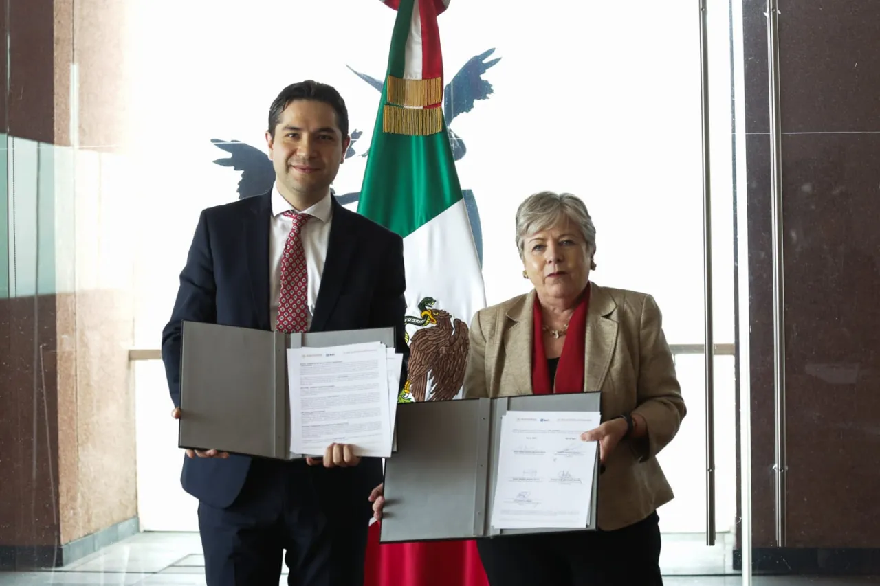 Acuerdo entre SAT y SRE busca que mexicanos en el extranjero tramiten RFC