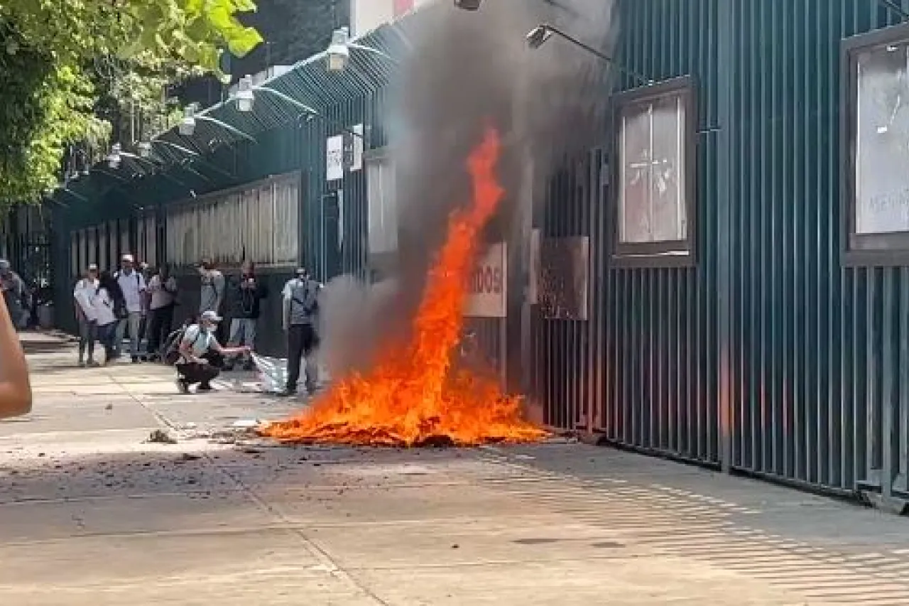 Maestros del CNTE queman propaganda en sede del PRI en CDMX