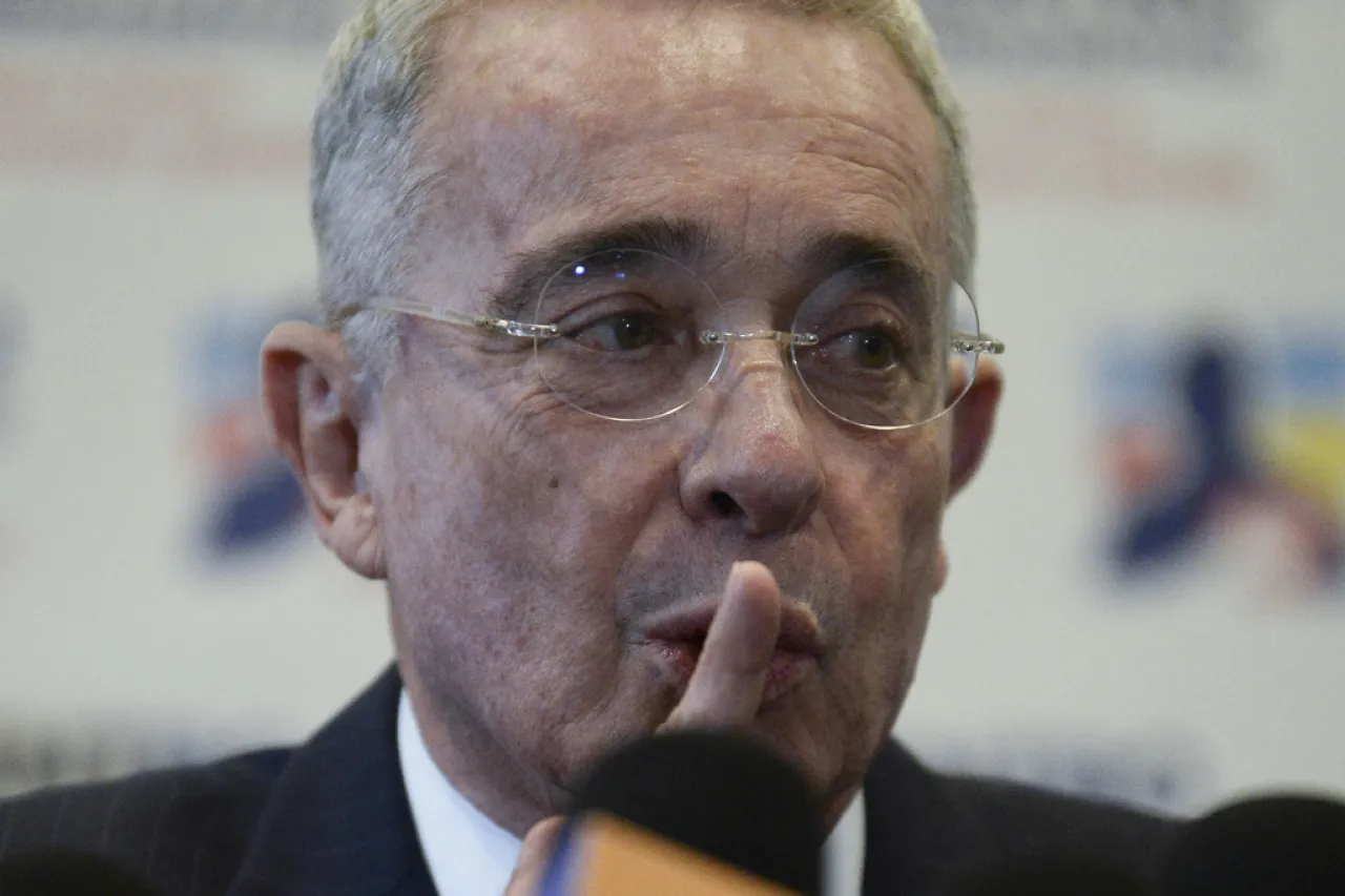 Fiscalía colombiana busca acusar a expresidente Álvaro Uribe