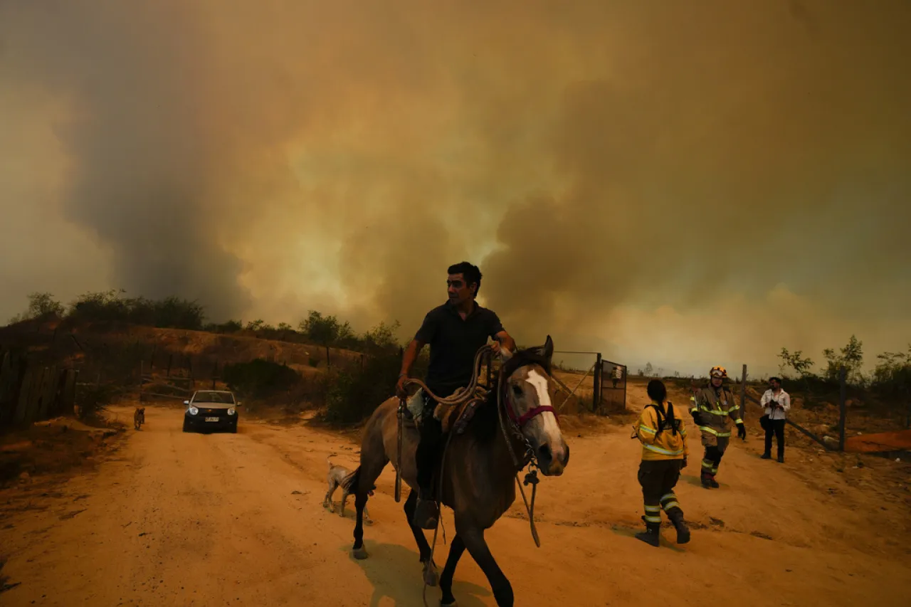 Chile: Detienen a hombre por incendios que dejaron más de 130 muertos