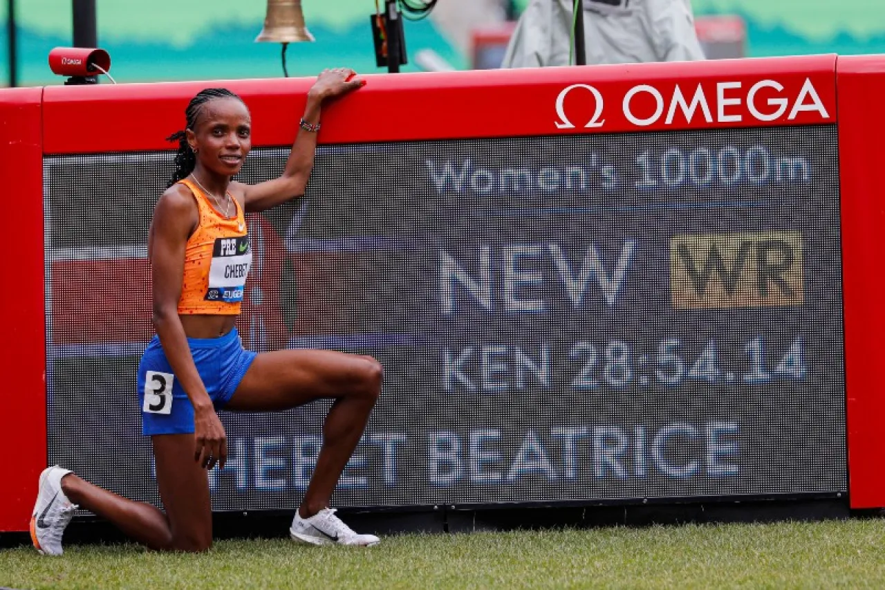 Beatrice Chebet rompe récord mundial en los 10 mil metros planos