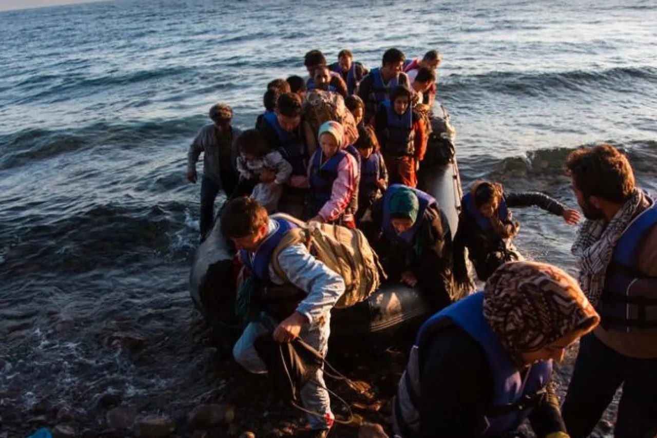Cerca de 140 migrantes llegan a Grecia tras peligrosa travesía por mar