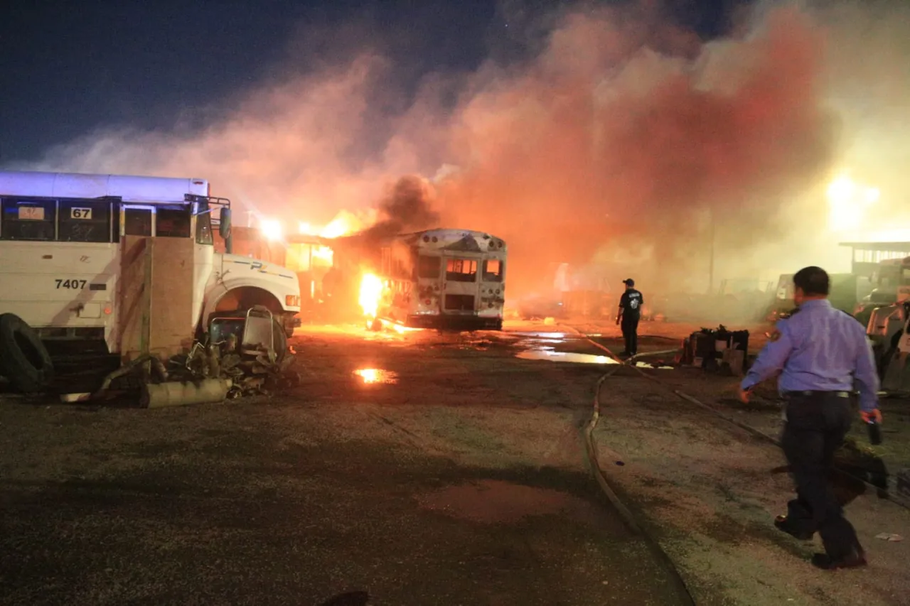 Se incendian 6 camiones cerca del aeropuerto 