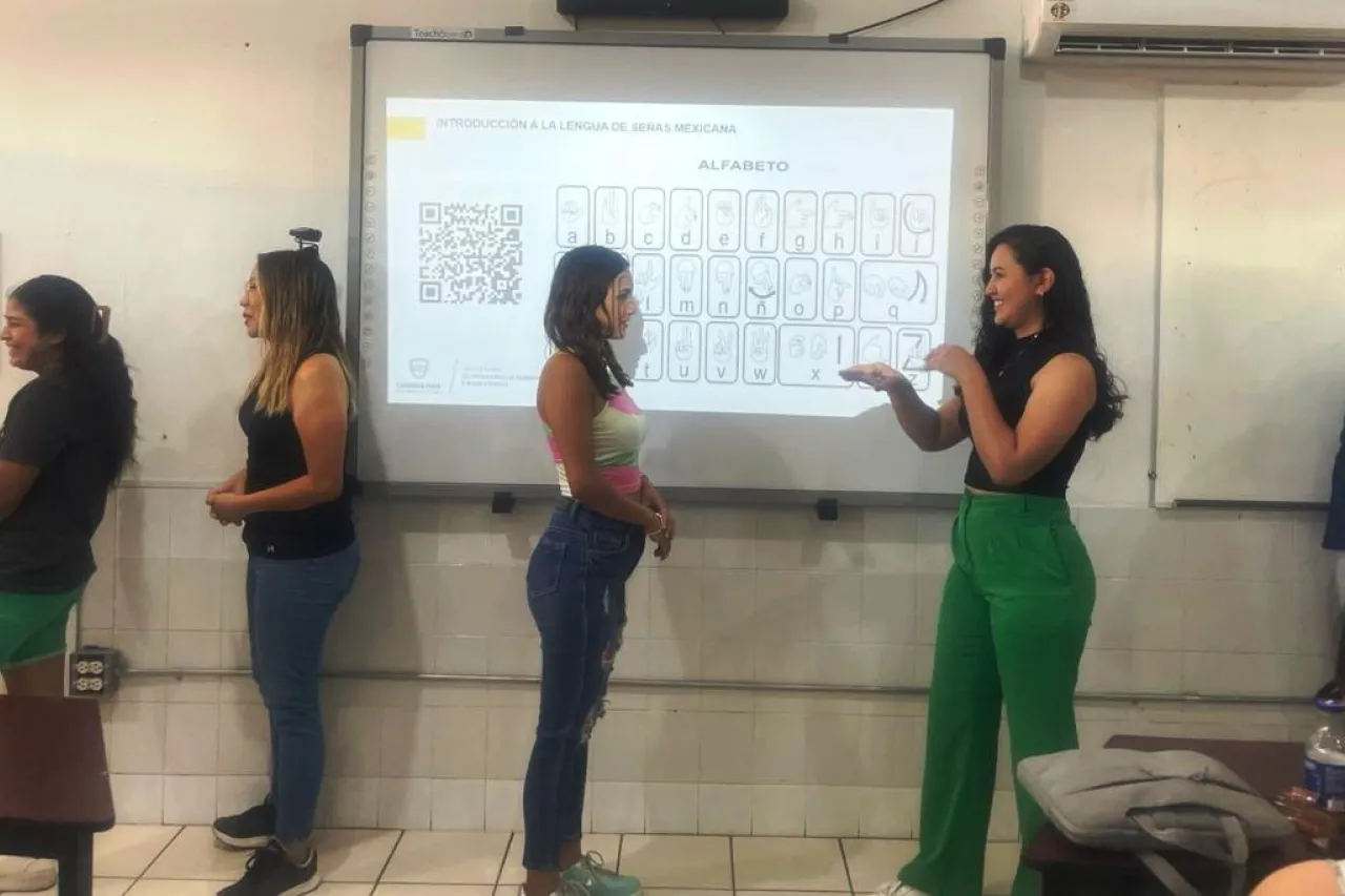 Llevan taller de Lengua de Señas Mexicana a estudiantes en Chihuahua