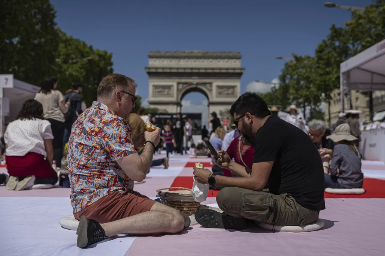 Organizan enorme picnic en Campos Elíseos de París