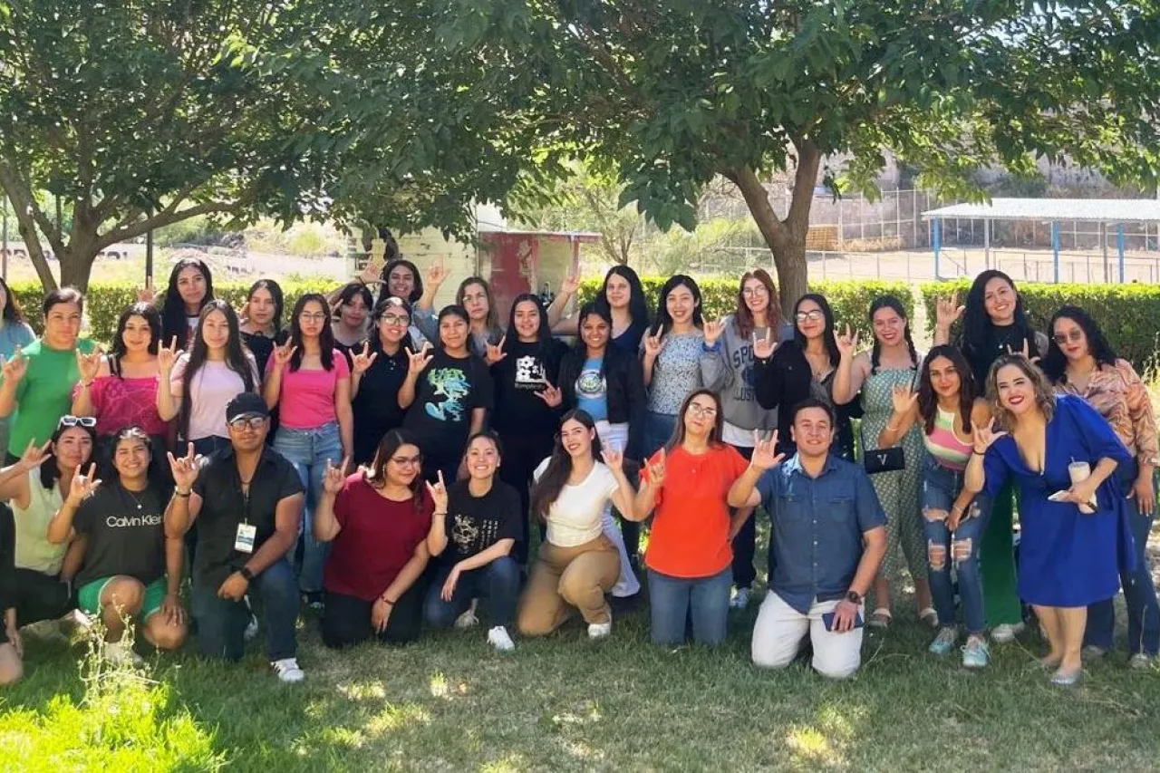 Llevan taller de Lengua de Señas Mexicana a estudiantes en Chihuahua