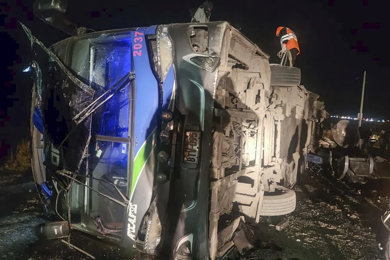Choque entre autobús y tren deja 4 muertos y 36 heridos en Perú