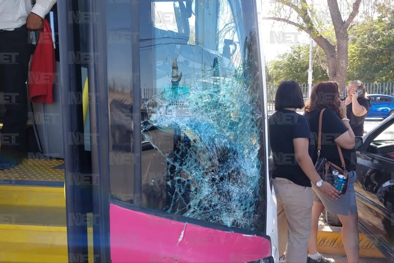 Golf se mete al confinado y choca unidad del Juárez Bus