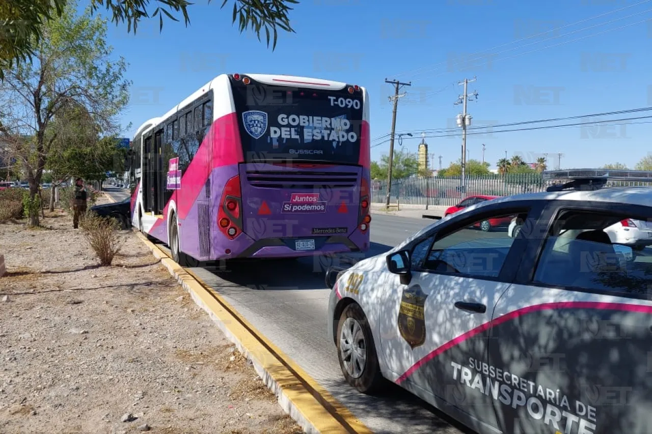 Golf se mete al confinado y choca unidad del Juárez Bus