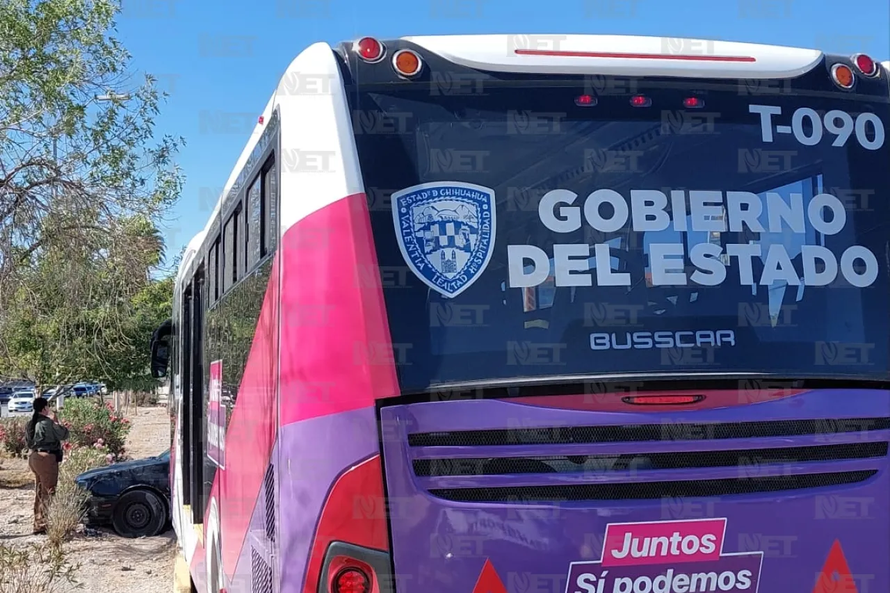 Golf se mete al confinado y choca unidad del Juárez Bus