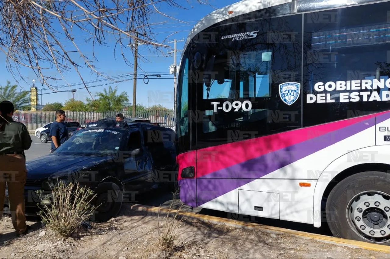 Golf se mete al confinado y choca unidad del Juárez Bus