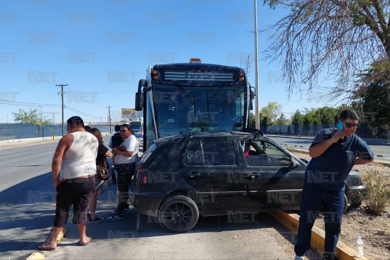 Golf se mete al confinado y choca unidad del Juárez Bus