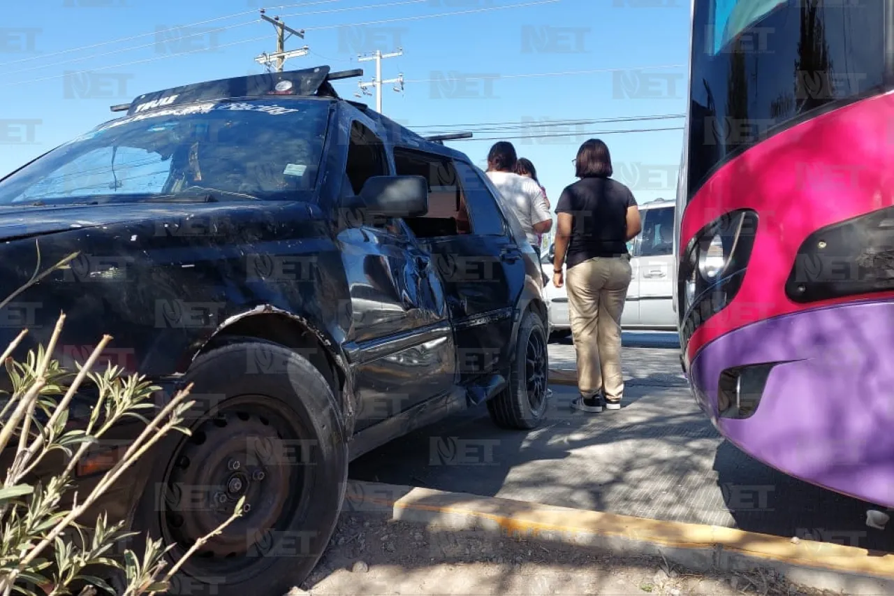 Golf se mete al confinado y choca unidad del Juárez Bus