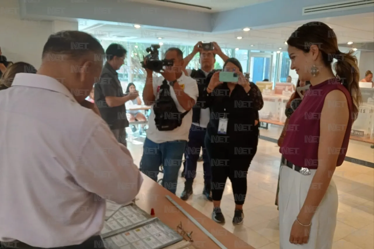 Andrea Chávez emite su voto