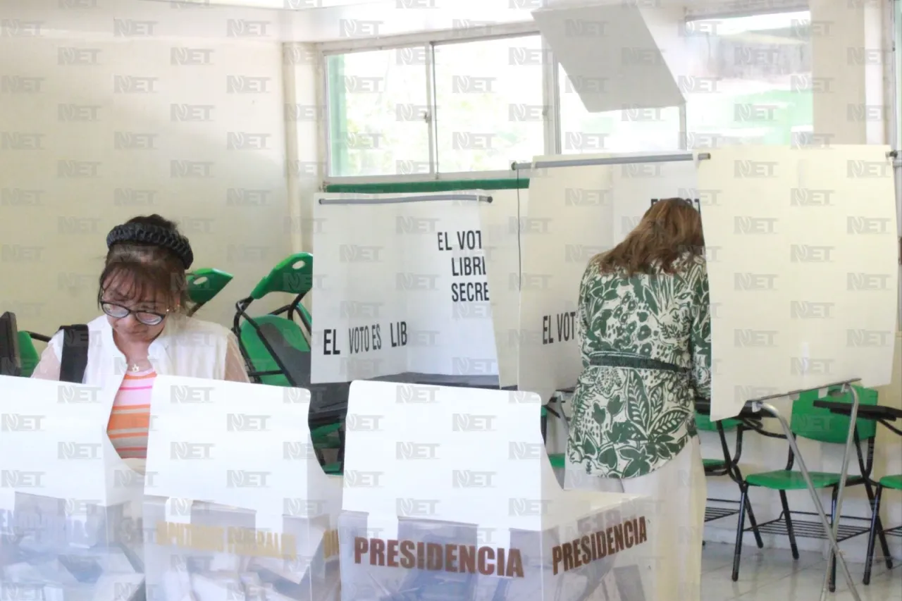 Llega Cruz Pérez Cuéllar a emitir su voto al Cobach 6