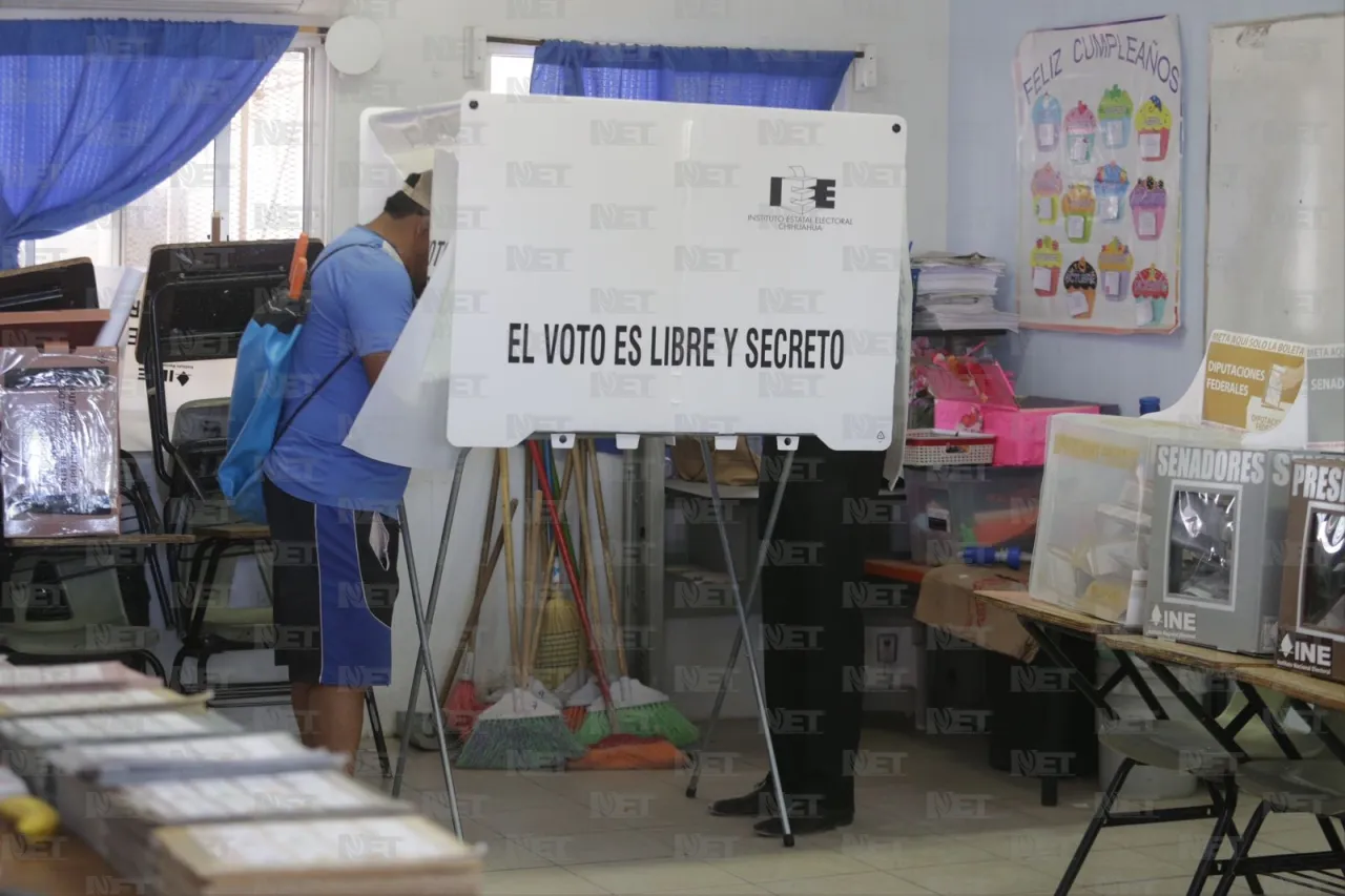Emite Jaime Flores su voto