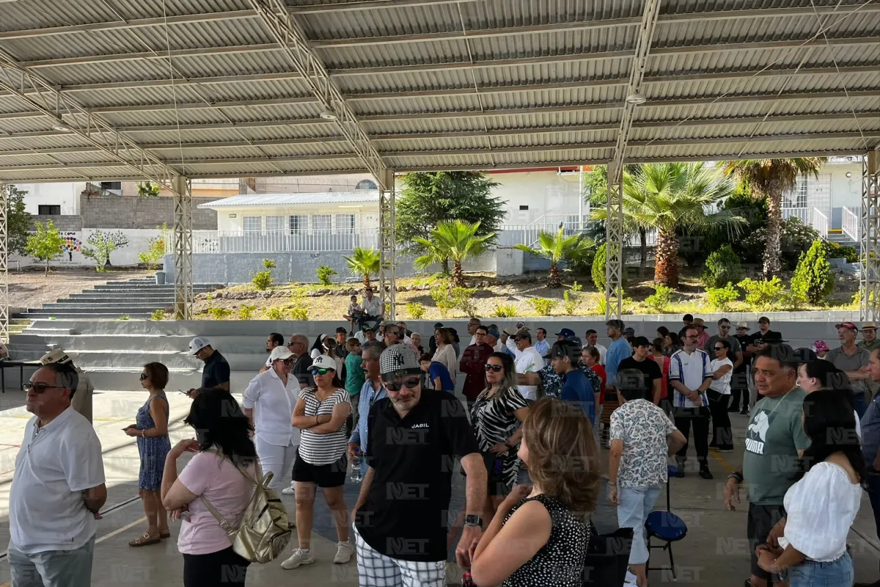 Se forma larga fila en casilla donde votará la gobernadora Maru Campos