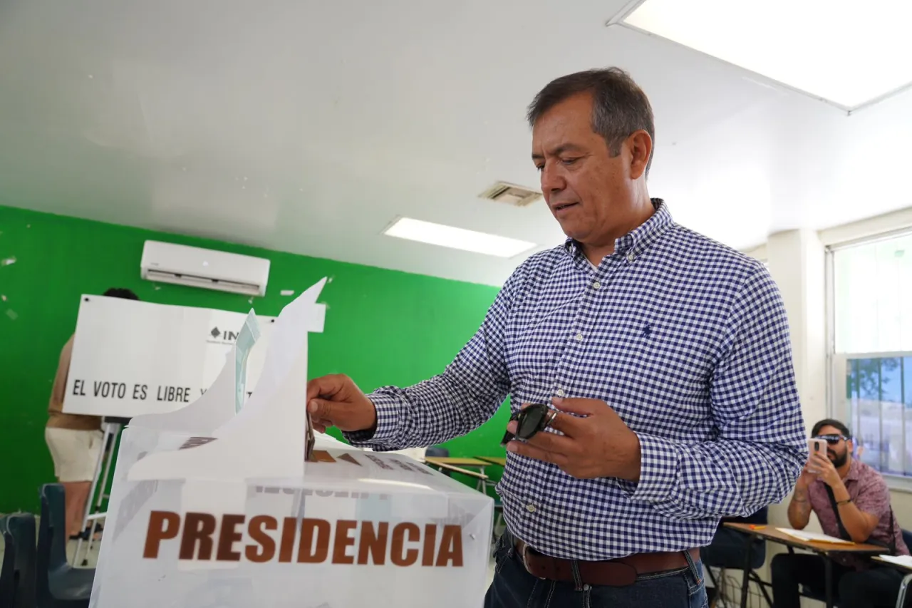 Candidatos Rosana Díaz y Pedro Torres emiten su voto