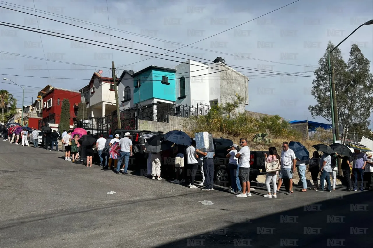 Se forma larga fila en casilla donde votará la gobernadora Maru Campos