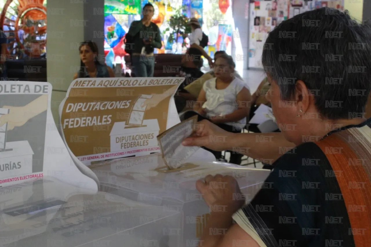 Foráneos emiten su voto en el Parque Central 