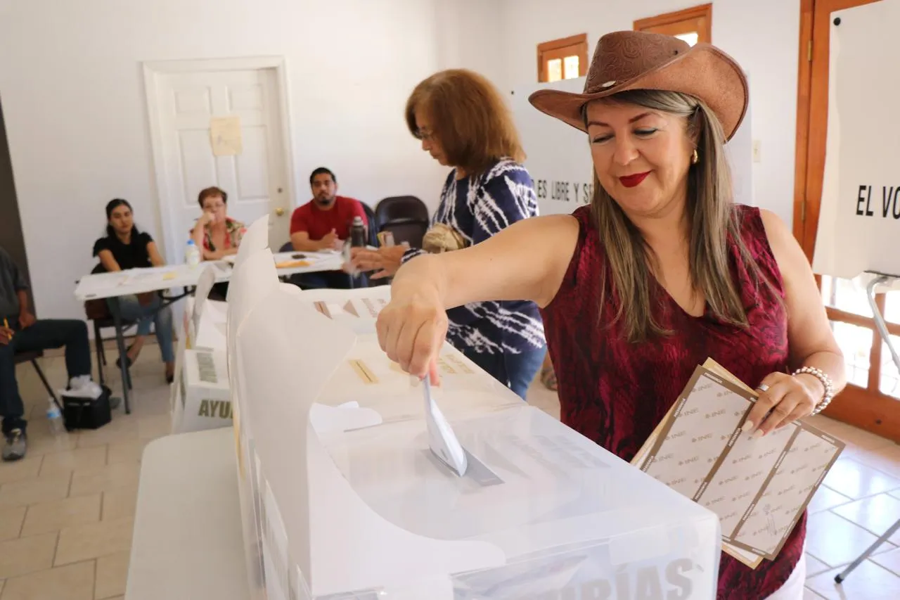 Candidatos Rosana Díaz y Pedro Torres emiten su voto