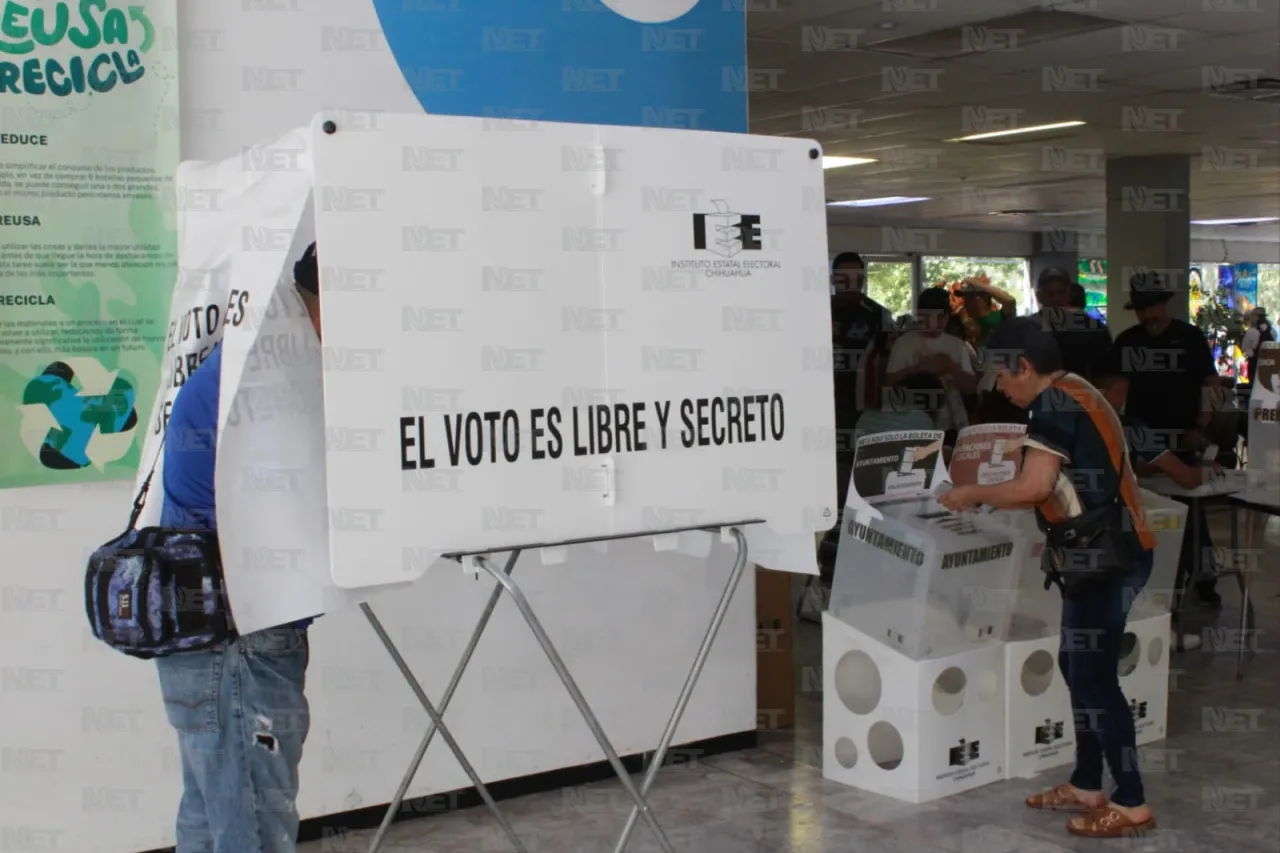 Foráneos emiten su voto en el Parque Central 