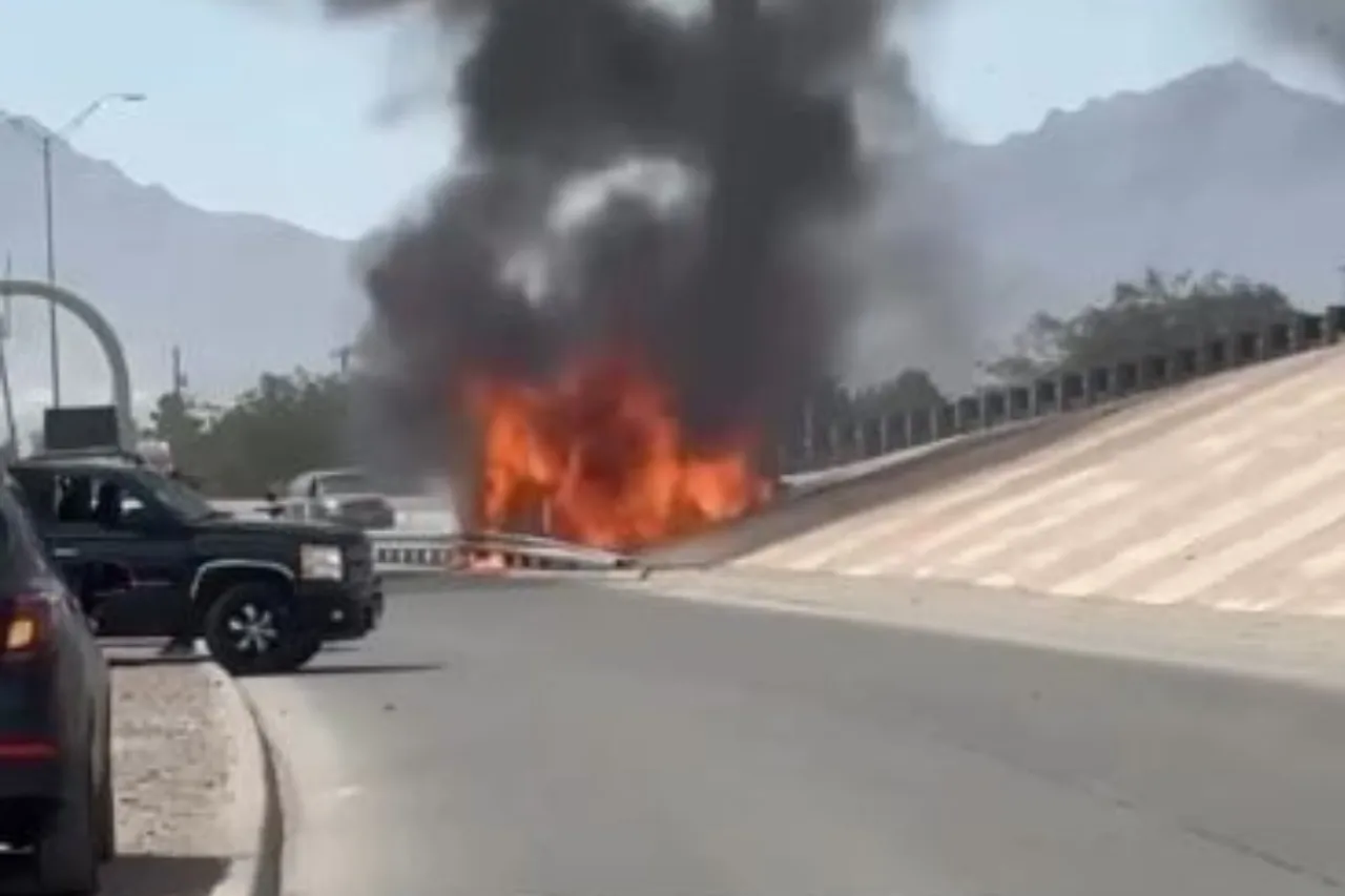 Video: Arde camioneta en el Loop 375 en El Paso