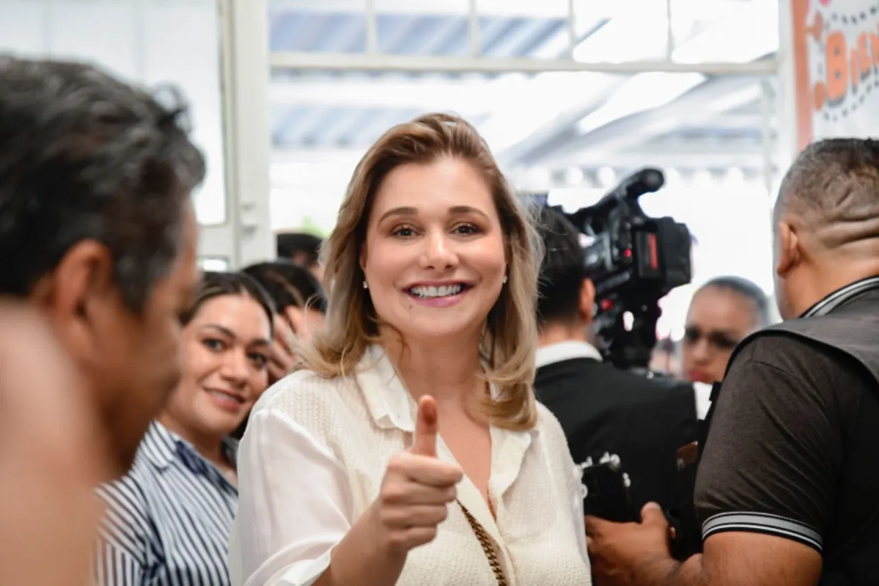Gobernadora Maru Campos vota en Chihuahua